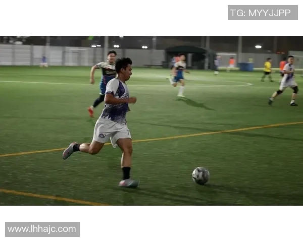 老外热唱足球明星主题曲展现激情与才华的精彩瞬间