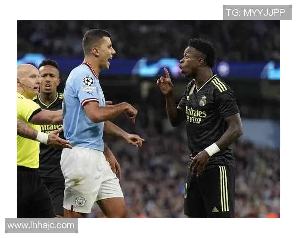 球迷冲进场内抢C罗球衣引发欧冠赛场惊奇一幕